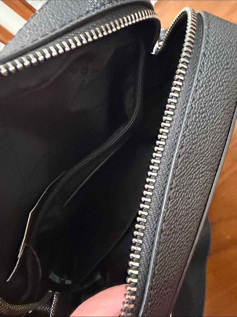 Michael Kors Men’s Cooper signature logo flight Crossbody Bag - Picture 3 of 5